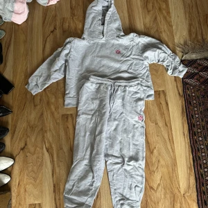 Mjukisset by malina  - Grått mjukisset från bymalina. XS 💚