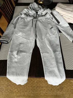 Nike byxor  - Säljer Nike byxor använder dom inte där därför jag säljer dom. Jag är 183CM och dom passar bra på mig 