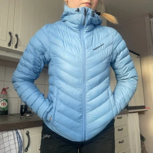 Peak performance jacka - Säljer nu min blåa peak jacka i storlek xs/s. Den är i bra skick bara de att det finns en liten lagning på baksidan av jackan. Bild 1 visar hur färgen verkligen ser ut. Pris kan diskuteras!💕