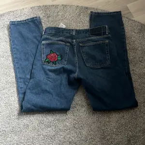 Här säljer jag ett par jätte fina och sköna pull on bear jeans, ( blomman på bild 1 har jag själv lagt dit). Det är ett par lowwaist straight jeans. Jätte fina men kommer tyvärr inte till användning för dom blev lite små för mig.