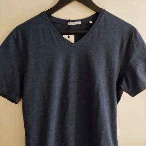 T-shirt basic navy M - Oanvänd t-shirt från Bläck i blå/navy M