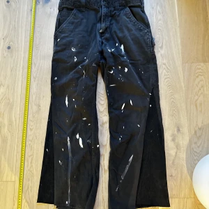 Reworked Carhartt Single Knees Gråa - Gråa Vintage Carhartt Singleknees. Med reworked svart flare. Storlek: W31 L31