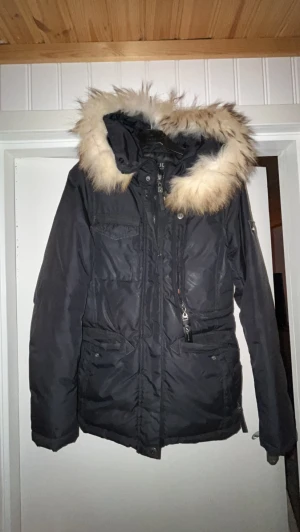 Hollies jacka - Den är använd enbart ett par gånger men är i bra skick, pälsen är äkta och storleken är 36, jag har även en likadan jacka fast i storlek 34