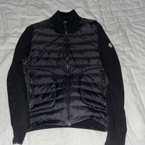 Moncler hybrid jacka - Sparsamt använd moncler jacka i storlek M (sitter som s) skick är 8/10 och är köpt på plick för drygt ett år sedan och därför medföljer kvitto ej. Tar gärna emot byten med jeans.