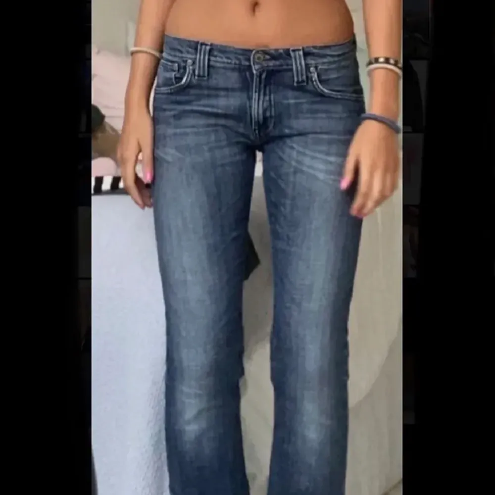 Säljer dessa super fina lågmidjade jeans från nudie, passar någon i storlek s-m jag är 164 och de sitter perfekt på mig❤️ innerbenslängden är 77cm❤️ säljer då de inte riktigt används!❤️ skriv för fler bilder! Budgivning börjar på 300 köp direkt pris-400❤️ . Jeans & Byxor.