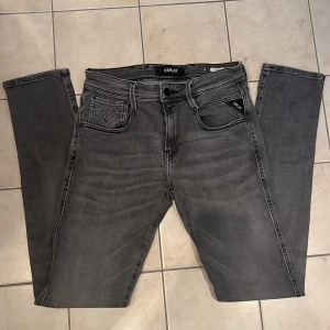 Replay anbass jeans - Ett par replay jeans i modellen anbass som är andvända vid ett tillfälle och helt nyskick. Dåligt ljus men byxorna är ljusare än på bilden
