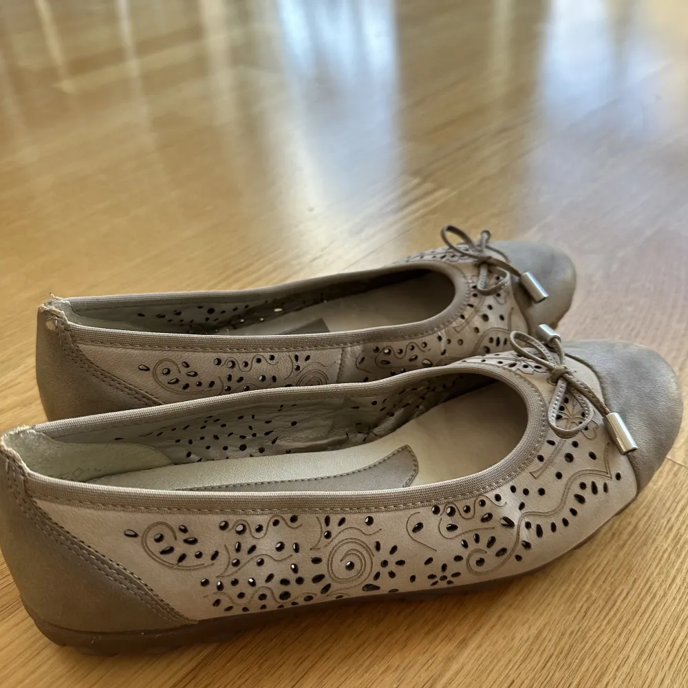 SĂ€ljer mina fina ballerinaskorđ„żđ. Bra skick, ingen slitageđ. KengĂ€t.
