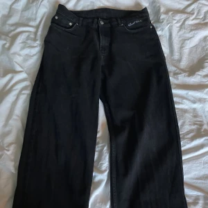 Jeans - Sweet sktbs jeans köpta på junkyard Väldigt bra skick. Säljer pga att jag har växt ur de.