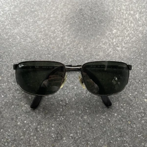 Äkta Rayban solglasögon - Ett par äkta Ray-ban solgalsögon. Har tappat bort fodralet så det medföljer tyvärr inte.