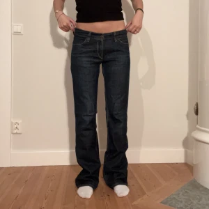 Vintage Levis jeans - Snygga vintage jeans!💕  Midjemått( rätt över): 40 Inerbenslängd: 82 Lårmått ( rätt över): 25  Modellen på bilden är 170cm   Köp gärna via ”KÖP NU”💖 Skriv ifall ni har några frågor eller funderingar // perfectjeans🫶