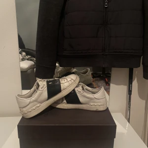 Valentino skor - Säljer nu mina valentino skor som jag använt en del, skick 7/10 strl 41. Pris kan ändras vid snabb affär 