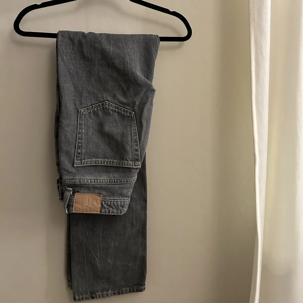 Super fina grå jeans i modellen Pin mid straight från Weekday, i storlek 28/34. Säljer pågrund utav att de inte passar mig. Fint skick och använda fåtal gånger. Ordinarie pris 590kr.. Jeans & Byxor.