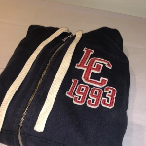 Zip hoodie - Väldigt snygg zip hoodie från dyra märket lexibgton. Köpt vintage för cirka 350kr. Inga synliga defekter. Skriv privat om ni har några frågor💕