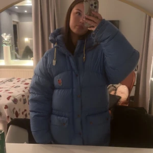 Fjällräven jacka  - Säljer denna mellanblåa fjällräven jacka i storlek xs. Köpt av en tjej här på Plick men säljer pga inte nöjd med passformen. Skulle säga att den passar s-m. Skicka för fler bilder🩵