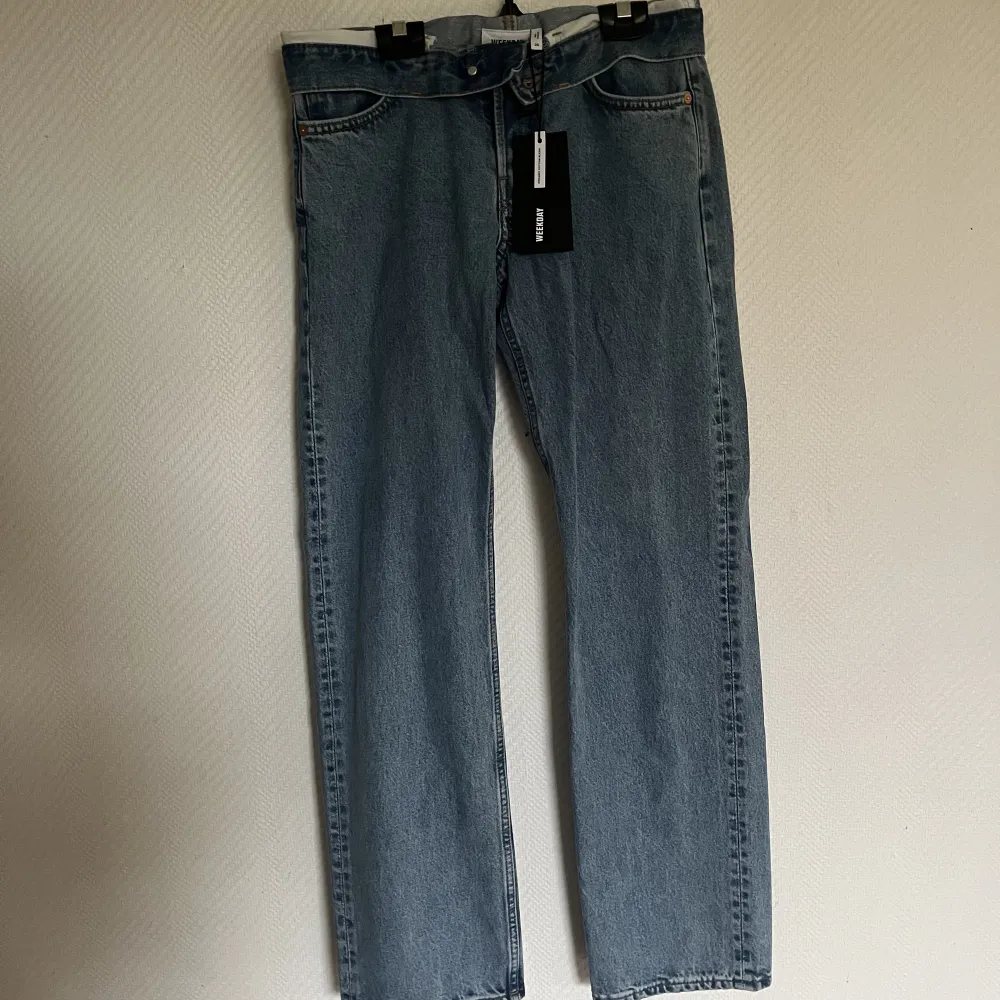 Jeans från weekday, helt nya så bra skick, nervikt kant vid byxkanten, nypris 600. Jeans & Byxor.