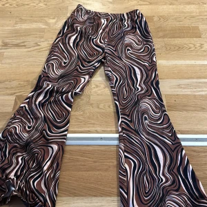 Shein- flare byxor  - Shein byxor, bra skick. Strl 11-12 y