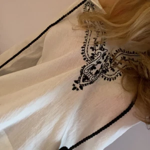 Trekvarts ärmad blus!💗 - supercoola unik blus!💕💗 Köpt second hand🥰