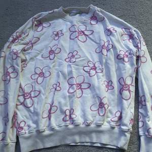Säljer denna tröjan från Junkyard då den inte används. Den är i bra skick, inga skador osv och sparsamt använd. Skriv vid frågor elr fler bilder. Kom med prisförslag, vill få sålt 💘