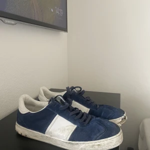 Valentino Flycrew Marinblåa - Stort hål fram, går att lösa därför jag säljer så billigt Alla nitar kvar utom en 