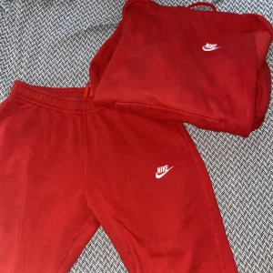 Nike tracksuit  - Röd tracksuit använd 1 gång inga defekter Nikes vanligaste modell på mjukisar, hoodie med luva och byxor inget saknas resonen e bra den e basically helt ny  