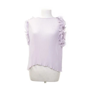 Tröja från Zara - Säljer nu denna fina tröja från Zara då den inte kommer till användning, storlek Xs men passar även en S. Hör av dig om du har frågor🫶🏻