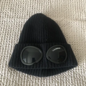 CP company mössa - Säljer nu en cp company mössa köpt förra vintern men bara använd 2 gånger pga jag köppte en annan. Hör gärna av dig vid intresse!