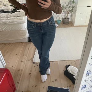 Jeans ZW the lowrise bootcut - Lågmidjade tighta jeans från zara med bootcut. Köpte i Februari men de finns inte på hemsidan längre, andra bilden är likadana jeans fast midwaist.