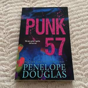 Punk 57 bok på engleska som är i jättebra skick och nästan helt ny! 🤍
