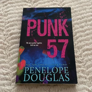 Punk 57 - Punk 57 bok på engleska som är i jättebra skick och nästan helt ny! 🤍