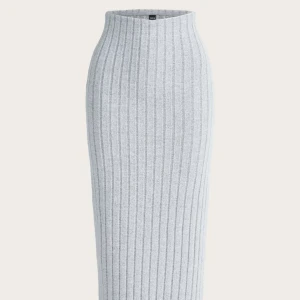 Grå kjol - Jätte söt grå lång kjol. Kjolen är ända ner till fötterna. Materialet är mjukt och skönt. Framhäver formerna otroligt fint❤️Från Shein, storlek S, hör av er om ni vill se mer av hur den sitter på!🫶🏼