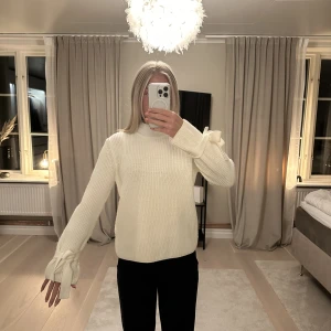 Stickad tröja  - Superfin stickad tröja med knyte på ärmarna från ginatricot. Använd ganska flitigt men med fint skick, lite nopprig bara. Säljs då den inte kommer till användning längre. 