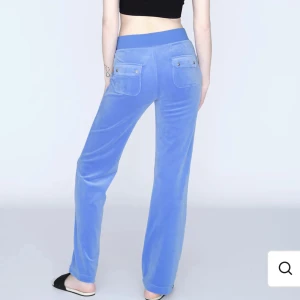 Juciy couture regatta/blå byxor - Säljer mina jättefina juciy regatta byxor💙Byxorna kommer inte lika mycket till användning längre, de är använda ca 10 ggr💞 Uppsyda 6cm. Skriv privat för frågor och kan mötas upp i Varberg💞pris kan diskuteras 