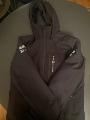 Sailracing jacka - Sailracing jacka 1år gamal Skick9/10 Köpt förra året använde den några gånger. Köpt för 3500kr