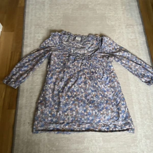 Mångfärgad blus från esprit  - Denna blus har brodering och ger nertill höften! Den är blå,vit och brun. Är i bra skick! Armar som täcker till bågarna