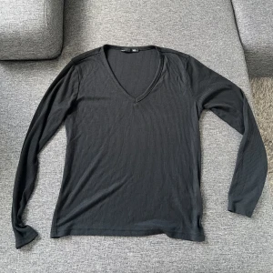 svart tröja från lager 157 - Svart tröja från lager 157 i storlek L, hade dock sagt att den passat M också beroende på hur man vill att den sitter. Helt ny och aldrig använd.