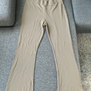 Brun beiga utsvängda bootcut leggings  - Brun beiga utsvängda bootcut leggings från Zalando JDY, helt nya och aldrig använda så i nyskick. I storlek XL men passar även L. Pris kan diskuteras vid snabbt köp