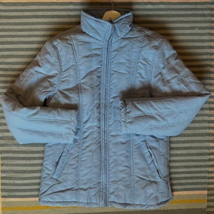 Vadderad jacka - Babyblå vadderad jacka med fina sömmade detaljer. Storlek XL men om du letar en oversize jacka passar den här dig som är XS-M. Nyskick och aldrig använd