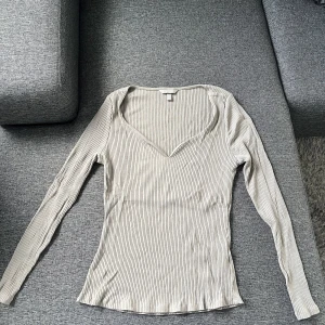 Grå ribbad topp från HM - Grå ribbad topp från HM i storlek L. Använd en gång så i nyskick.