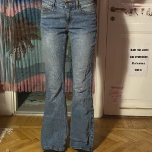 Lågmidjade jeans - Lågmidjade jeans i bra skick med utsvängda ben 