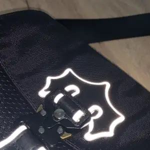 Trapstar - Black Irongate T crossbody bag. Helt ny, aldrig använt •Använd köp nu, swish funkar lika bra om de önskas   •Pris kan diskuteras vid snabb affär                   • Postar inom 24 timmar efter köp! 