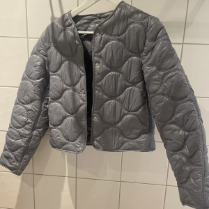 Vårjacka   - Slutsåld tunnare vårjacka ”carrot” från mango. Strl xxs, köptes i våras och är i fint skick😊Utsprungspris 599!