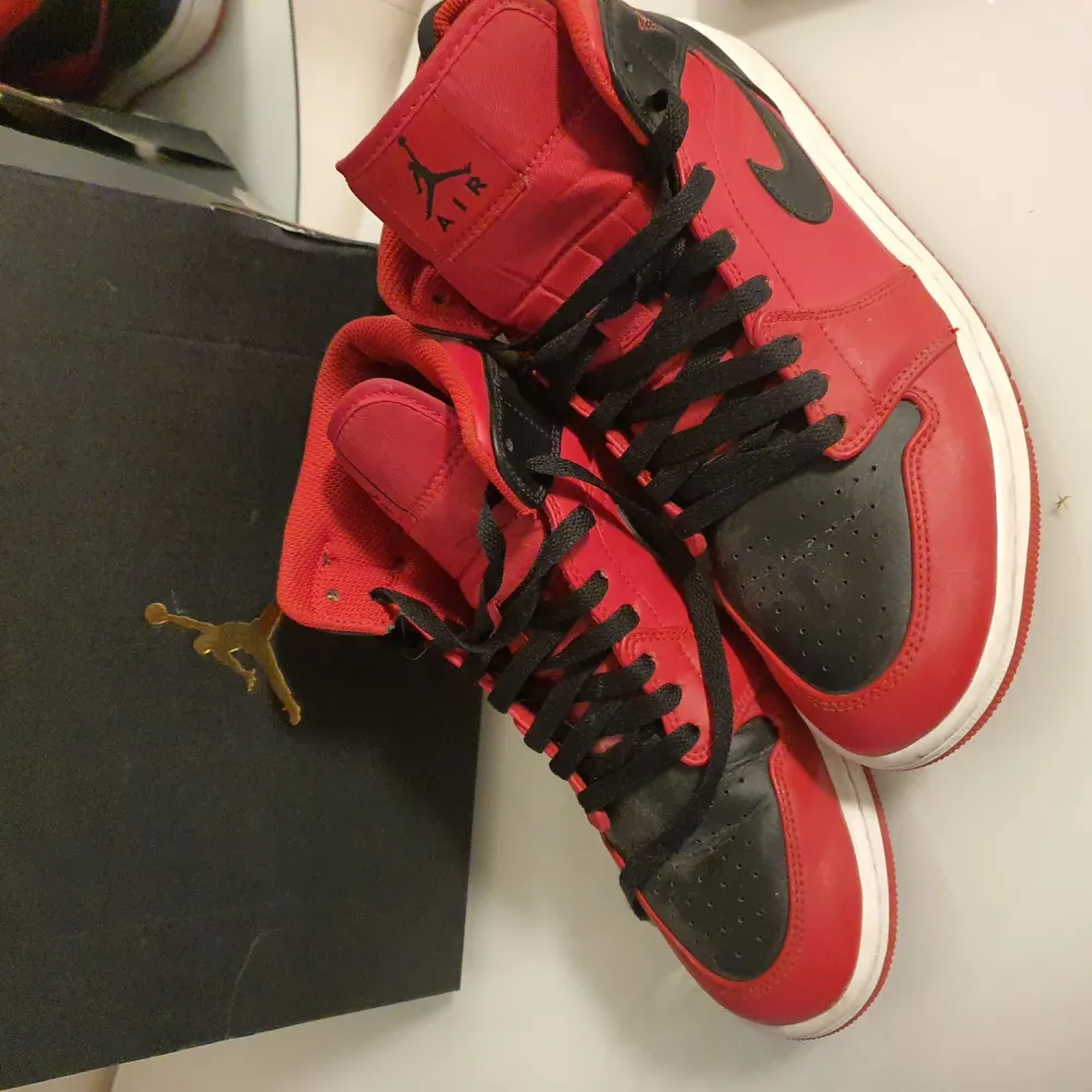 Varsamt använda Nike Air Jordan 42 i kartong säles för 800kr. Skor.