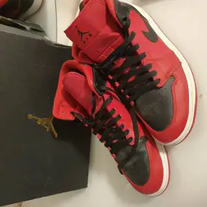 Varsamt använda Nike Air Jordan 42 i kartong säles för 800kr