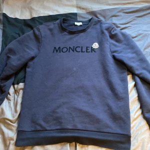 Moncler Maglia Girocollo  - Moncler tröja Maglia Girocollo Storlek M Bra Skick Köpt för 4000kr inget kvitto
