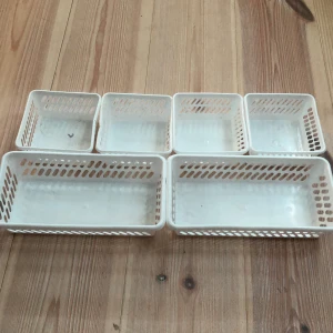 Förvaringslådor - 4 små förvaringslådor och 2 stora. Använda men fortfarande i bra skick💕