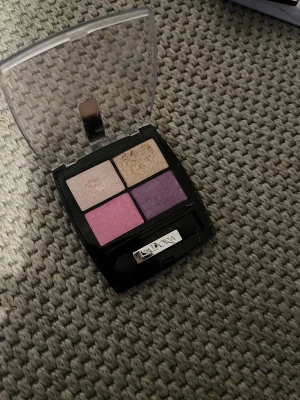 isadora ögonskugga  - några färger är testade men det går att använda ändå  i färgen 02 pink dream 