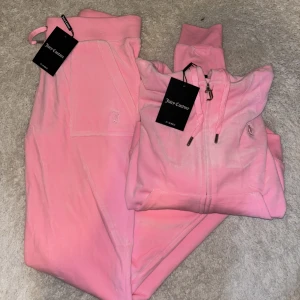 Juicy couture  - Helt nytt Juicy couture set, kofta och byxor. Färgen cotton candy, storlek S i byxor och M i kofta. Köpare står för frakt ❤️