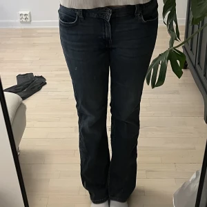 Mörka jeans  - Säljer dessa mörka bootcutjeans från Lee. Sjukt bekväma och snygga! Står ingen storlek men skulle säga S/M beroende på hur man vill att de ska sitta☺️