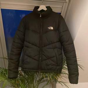  Tja! Säljer nu mkn North Face Jacka. Cond 9/10, för fler bilder eller frågor kom privat 😃 Passar perfekt på mig som är 179.