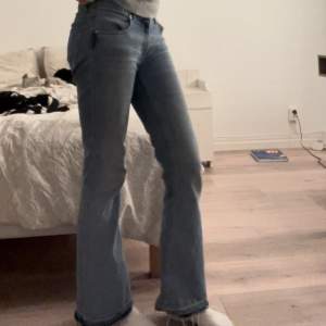 Säljer dessa jeans från lager157 då jag tycker att de är lite för korta. Är 172💕 storlek s
